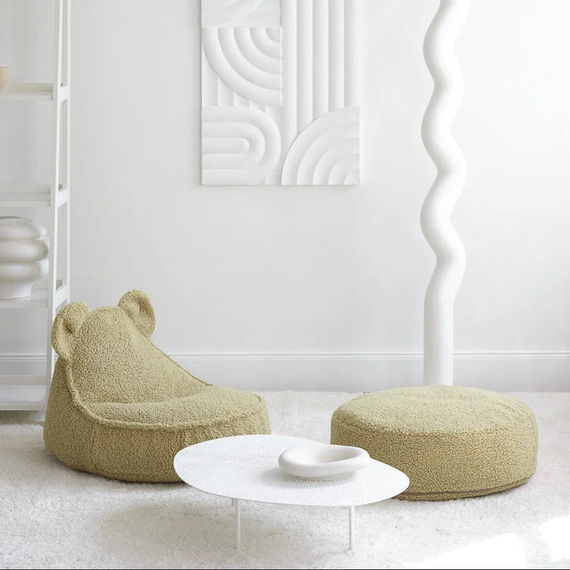 Mueble Puf Redondo de Borreguito Verde con acabado verde en ambiente de estilo nórdico
