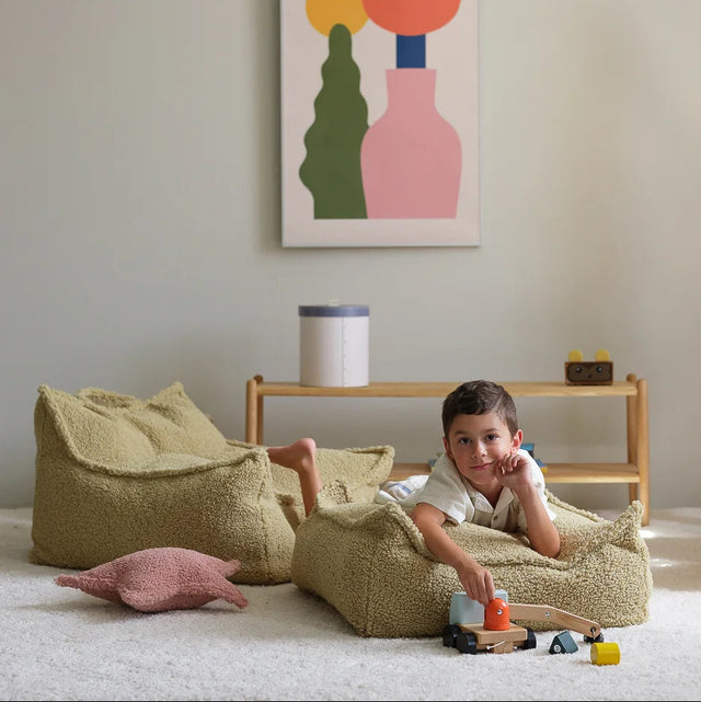 Silla Set Puf Infantil Silla + Cuadrado de Borreguillo Verde con acabado verde en ambiente de estilo nórdico