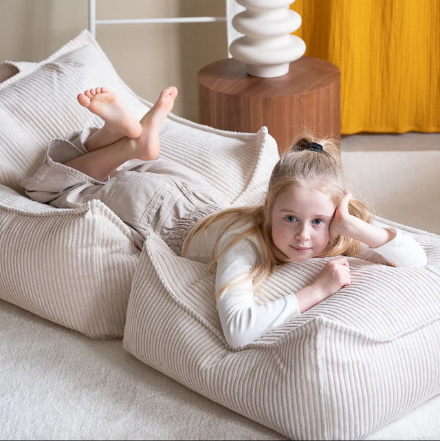 Silla Set Puf Infantil Silla + Cuadrado de Pana Blanco Crema con acabado blanco, acabado crema en ambiente de estilo nórdico