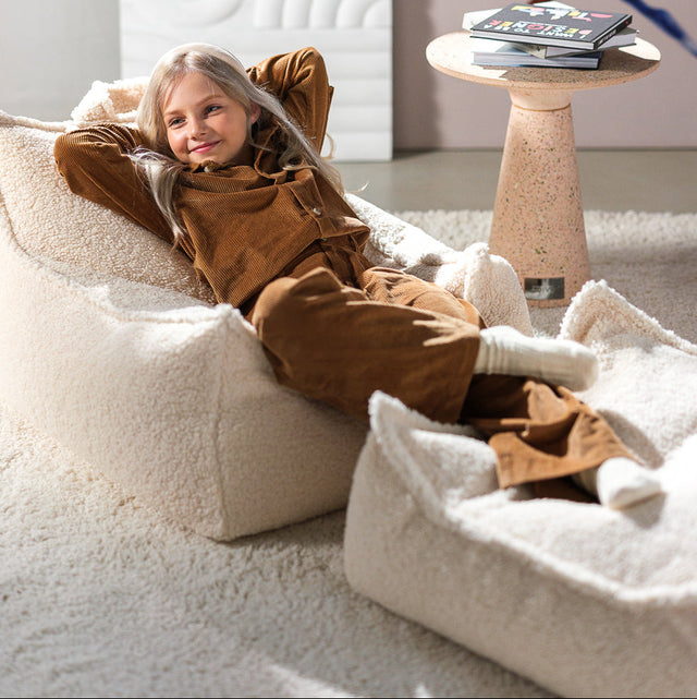 Silla Set Puf Infantil Silla + Cuadrado de Borreguillo Blanco Crema con acabado blanco, acabado crema en ambiente de estilo nórdico