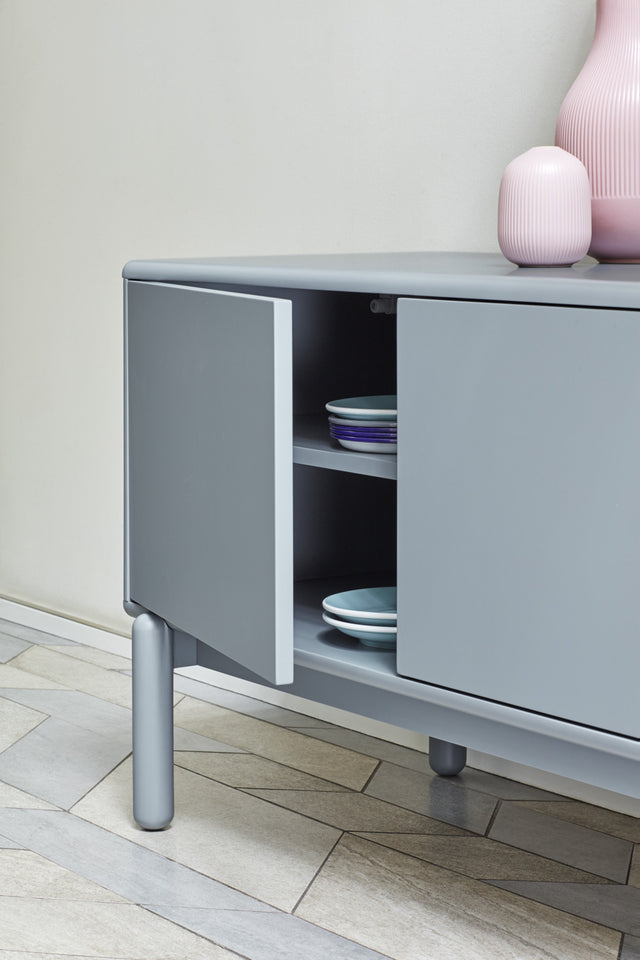 Mueble TV Corvo 180 Gris Perla con acabado gris en ambiente de estilo nórdico