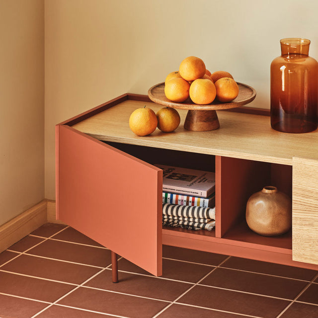 Mueble TV Otto 180 Teja con acabado teja en ambiente de estilo nórdico