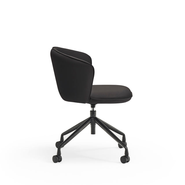 Silla Giratoria 360º ADD Negro Con Ruedas con acabado negro en ambiente de estilo nórdico