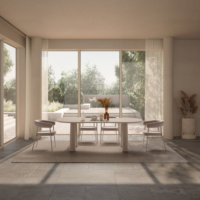 Silla de comedor Yuri Beige y patas crema, en ambiente de comedor desde otro ángulo