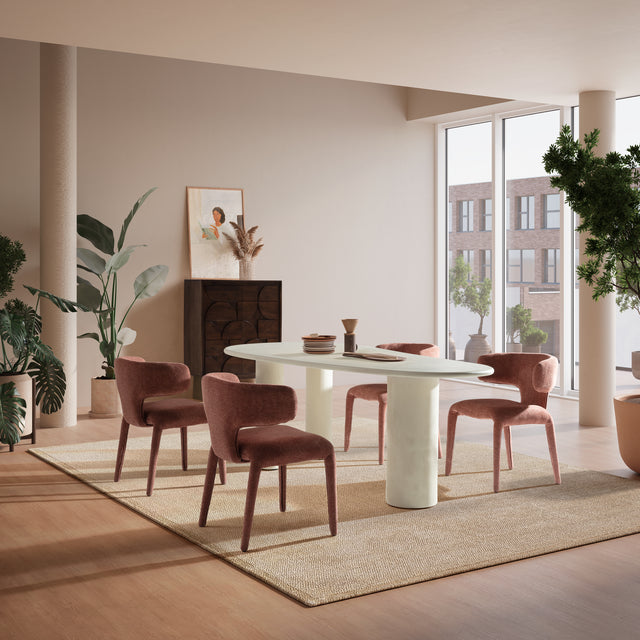 Silla de comedor Maca Terracota y patas tapizadas, en ambiente de comedor desde otro ángulo