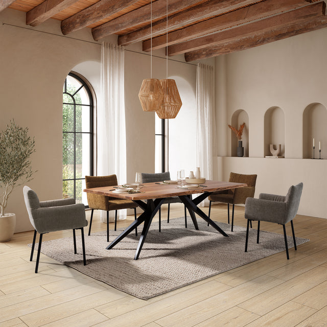 Sillón Naomi Moca, en ambiente de salón desde otro ángulo