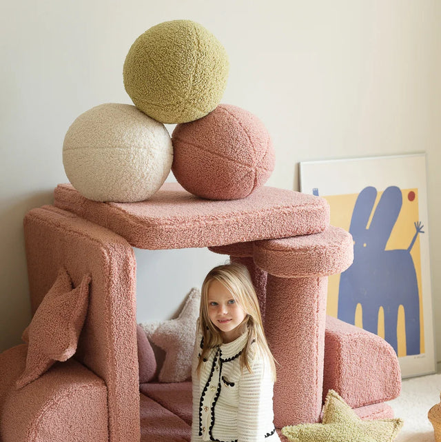 Mueble Cojín Bola de Borreguillo Rosa en ambiente de estilo nórdico
