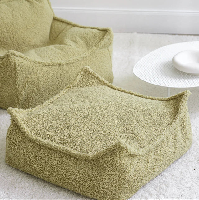Silla Set Puf Infantil Silla + Cuadrado de Borreguillo Verde con acabado verde en ambiente de estilo nórdico