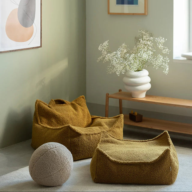 Silla Set Puf Infantil Silla + Cuadrado de Borreguillo Marrón en ambiente de estilo nórdico