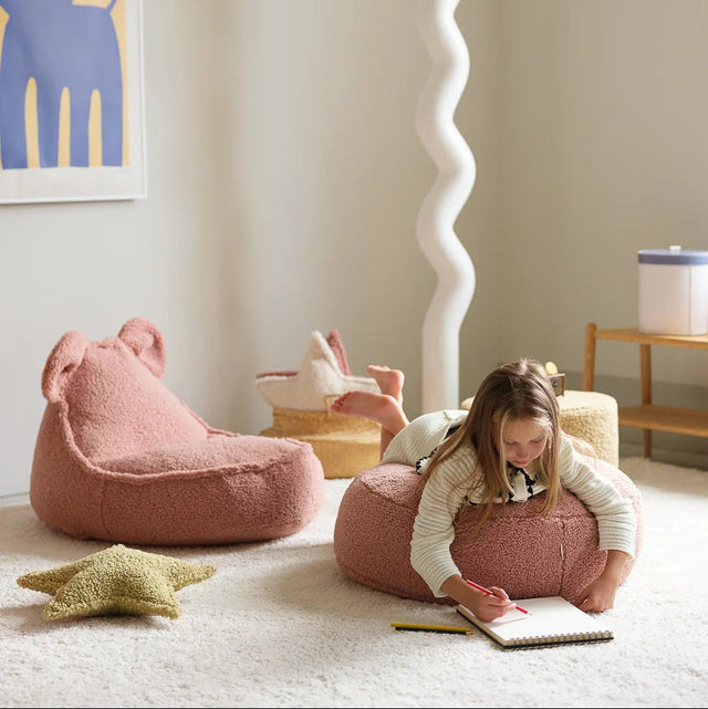 Mueble Puf Redondo de Borreguito Rosa en ambiente de estilo nórdico