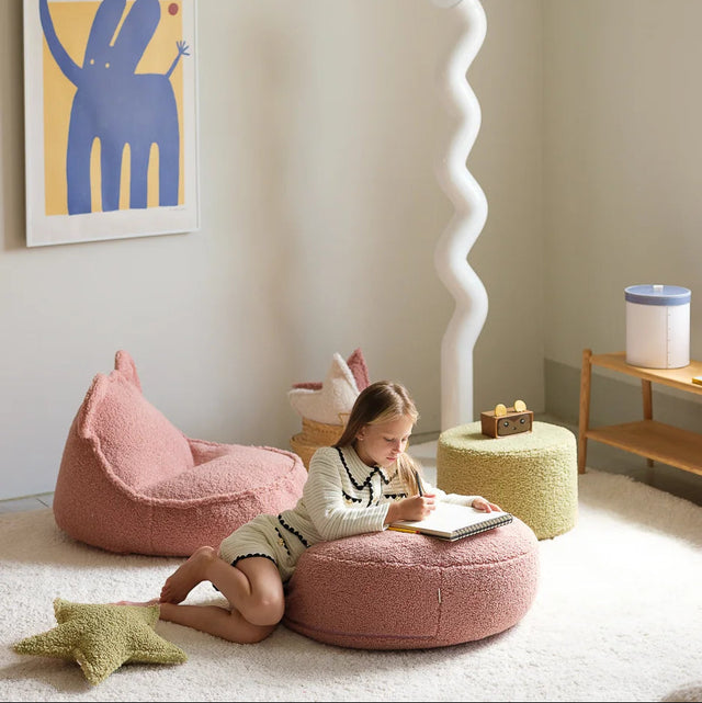 Mueble Set Puf Infantil Osito + Redondo de Borreguito Rosa en ambiente de estilo nórdico