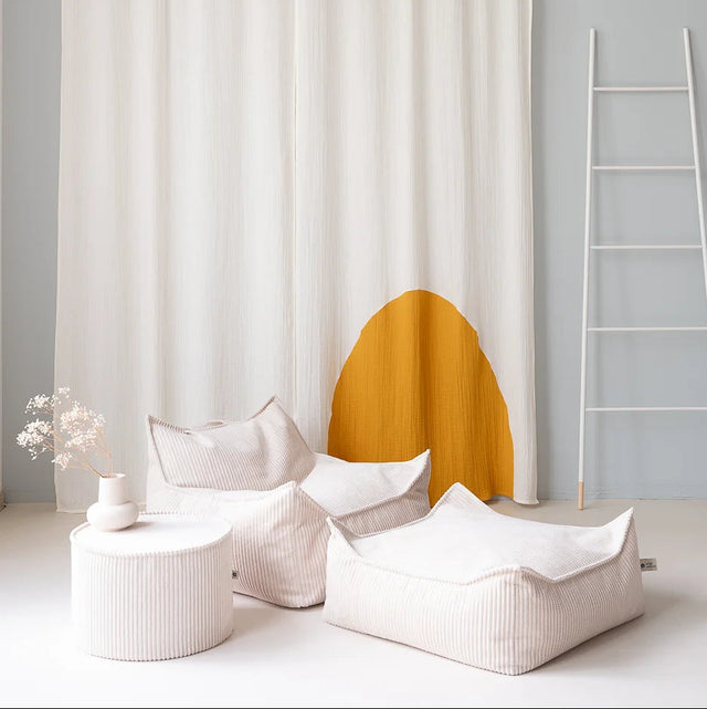 Silla Puf Infantil Silla de Pana Blanco Crema con acabado blanco, acabado crema en ambiente de estilo nórdico