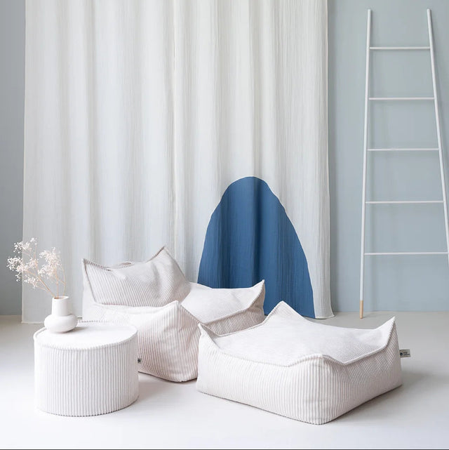 Silla Set Puf Infantil Silla + Cuadrado de Pana Blanco Crema con acabado blanco, acabado crema en ambiente de estilo nórdico