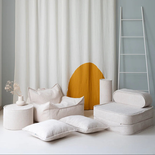 Mueble Cojín Cilindro de Pana Blanca Crema con acabado crema en ambiente de estilo nórdico