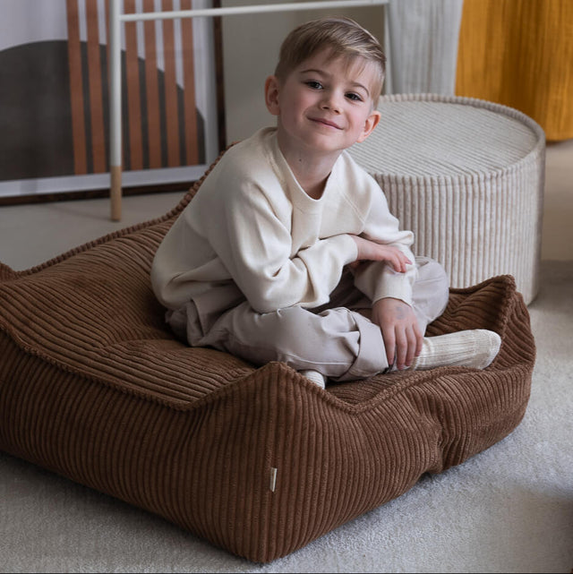 Sillón Set Infantil Sillón + puf Cuadrado de Pana Marrón en ambiente de estilo nórdico