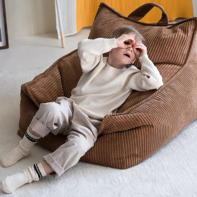 Sillón Set Infantil Sillón + puf Cuadrado de Pana Marrón en ambiente de estilo nórdico