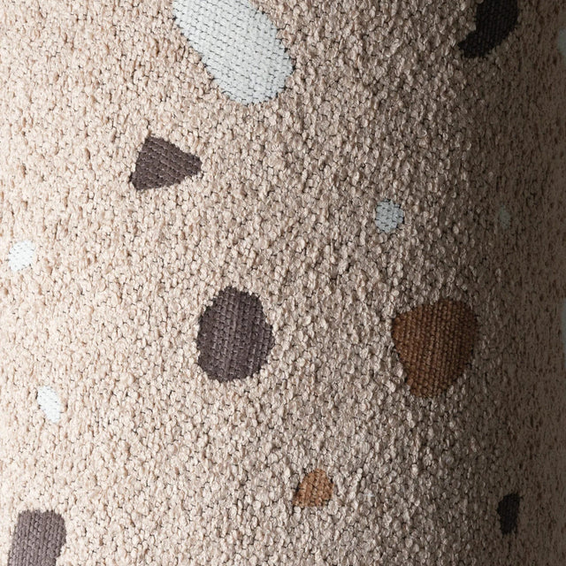Silla Infantil Nube de Bouclé & Chenilla Terrazo Beige con acabado beige en ambiente de estilo nórdico