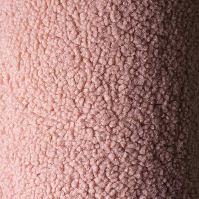 Mueble Cojín Osito de Borreguito Rosa en ambiente de estilo nórdico