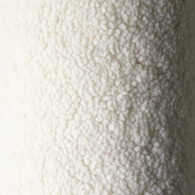 Mueble Cojín con Bolsillo Osito de Peluche Blanco Crema con acabado blanco, acabado crema en ambiente de estilo nórdico