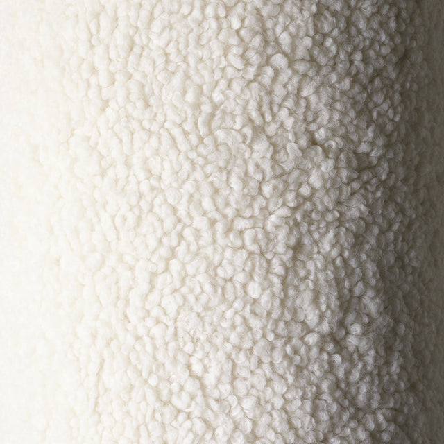 Mueble Cojín Osito de Borreguito Blanco Crema con acabado blanco, acabado crema en ambiente de estilo nórdico