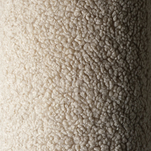 Mueble Puf Infantil Cuadrado de Borreguillo Beige con acabado beige en ambiente de estilo nórdico