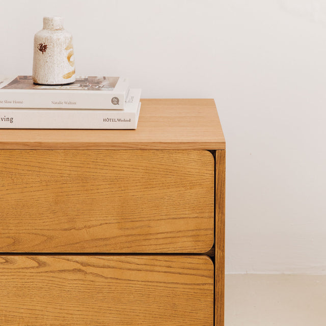 Mueble TV Flotante Penxat 160 4 cajones con roble natural detalle para salón de estilo nórdico