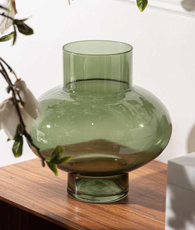 Vista frontal vaso Ghalea de vidrio verde recibidor comedor salón Kodu Homedesign Slowdeco