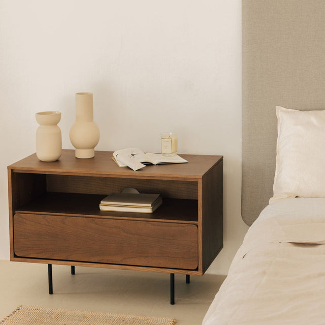 Vista lateral Mesita de noche Penxat 80 cm Nogal 1 cajón  apoyado patas metal dormitorio Slowdeco