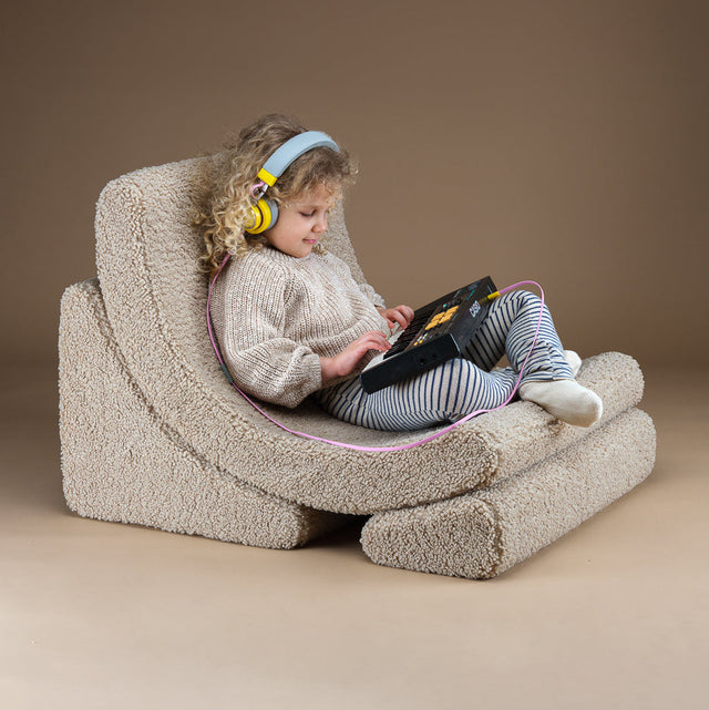 Sillón Infantil Luna De Borreguillo Beige con acabado beige vista lateral de estilo nórdico