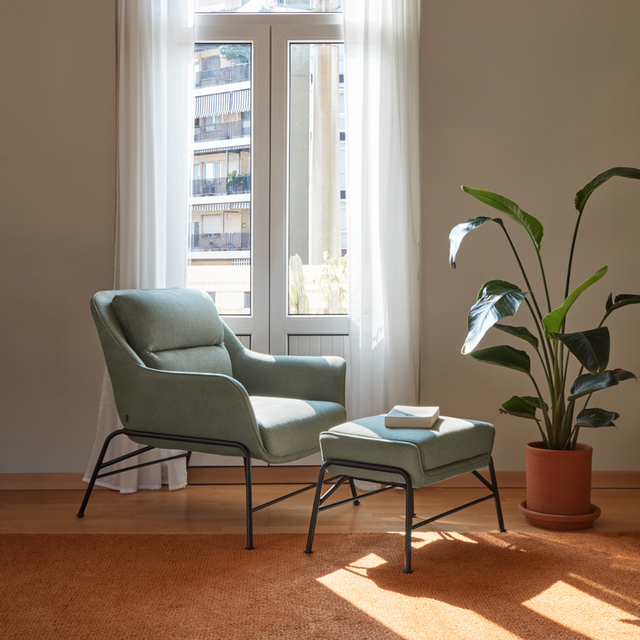 Vista lateral butaca Sadira Tapizado Gris Verdoso Estructura  Metálica salón lectura Teulat Slowdeco