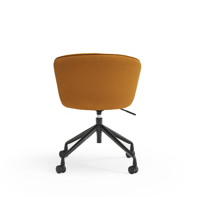 Silla Giratoria 360º ADD Mostaza Con Ruedas en ambiente de estilo nórdico