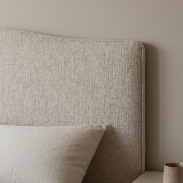 Mueble de diseño en madera natural en espacio de estilo nórdico