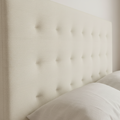 Mueble de diseño en madera natural en espacio de estilo nórdico