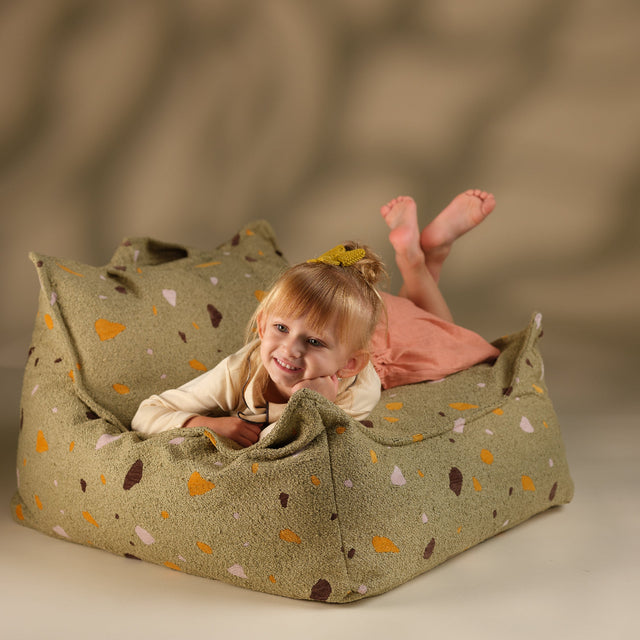 Sofá Puf Infantil Sugar Terrazo con acabado verde en ambiente de estilo nórdico