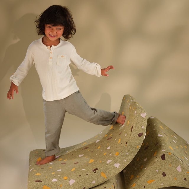 Sillón infantil tejido terrazo Luna con acabado verde, tejido en ambiente de estilo nórdico