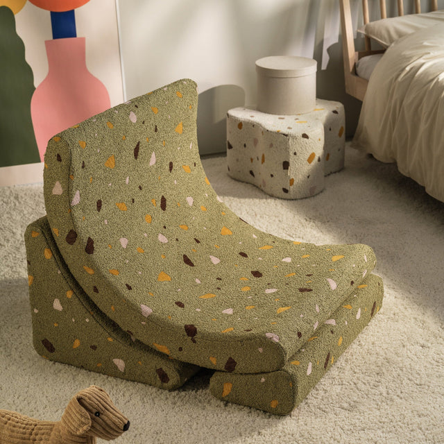 Sillón infantil tejido terrazo Luna con acabado verde, tejido en ambiente de estilo nórdico