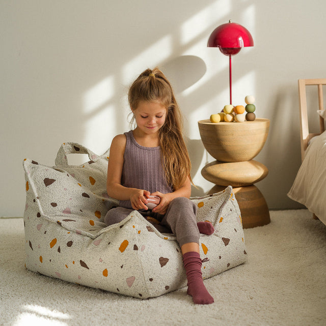 Sofá Puf Infantil Sugar Terrazo con mármol en ambiente de estilo nórdico