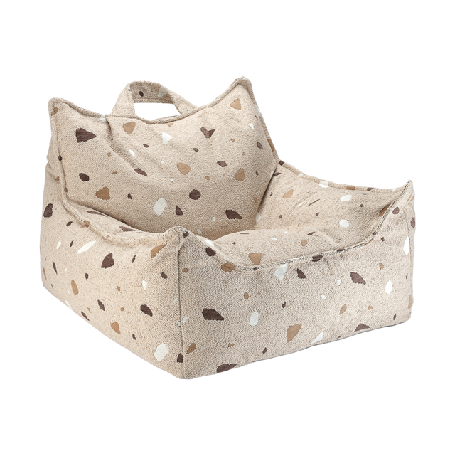 Sofá Puf Infantil Sugar Terrazo con acabado beige en ambiente de estilo nórdico