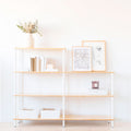 Estantería de madera natural en espacio minimalista de estilo nórdico