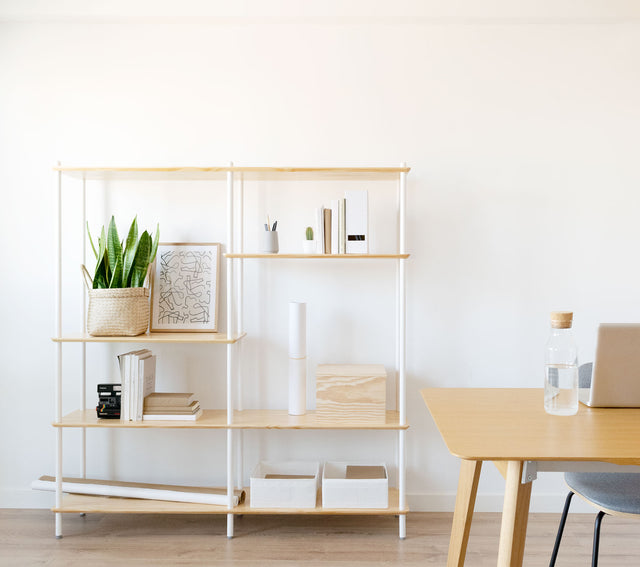 Mueble de diseño en madera natural en espacio de estilo nórdico