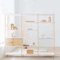Estantería de madera natural en espacio minimalista de estilo nórdico