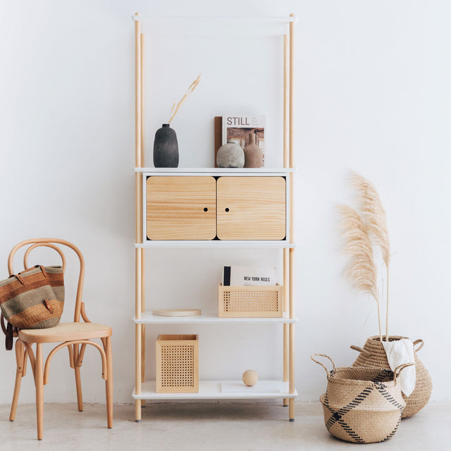 Mueble de diseño en madera natural en espacio de estilo nórdico