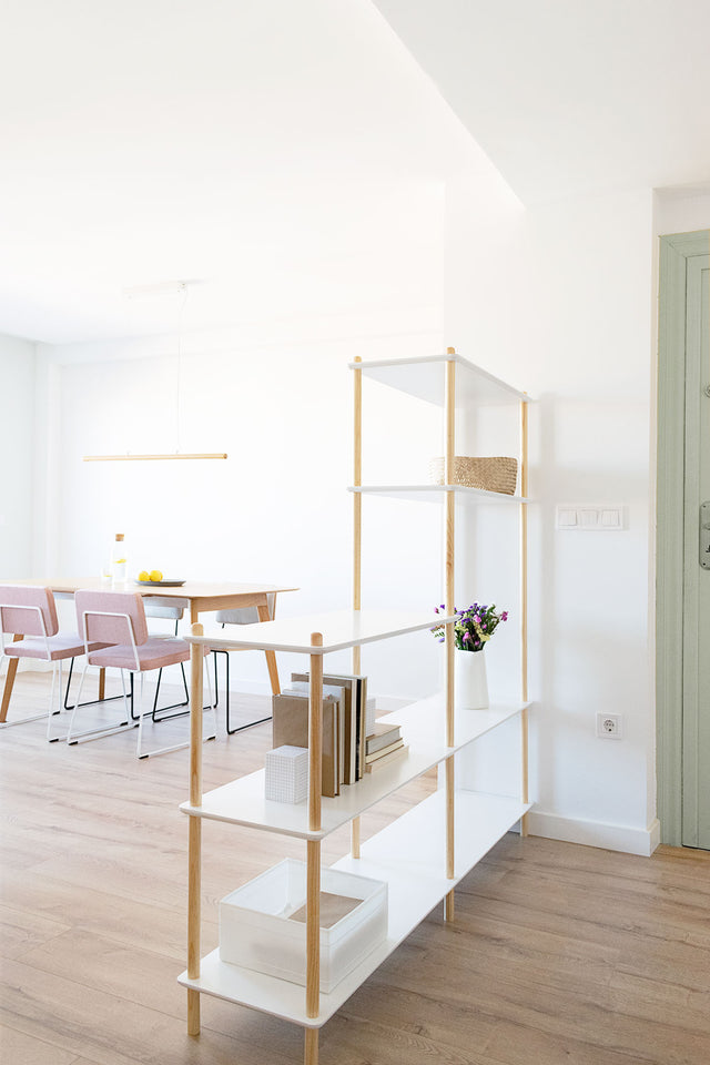 Mueble de diseño en madera natural en espacio de estilo nórdico