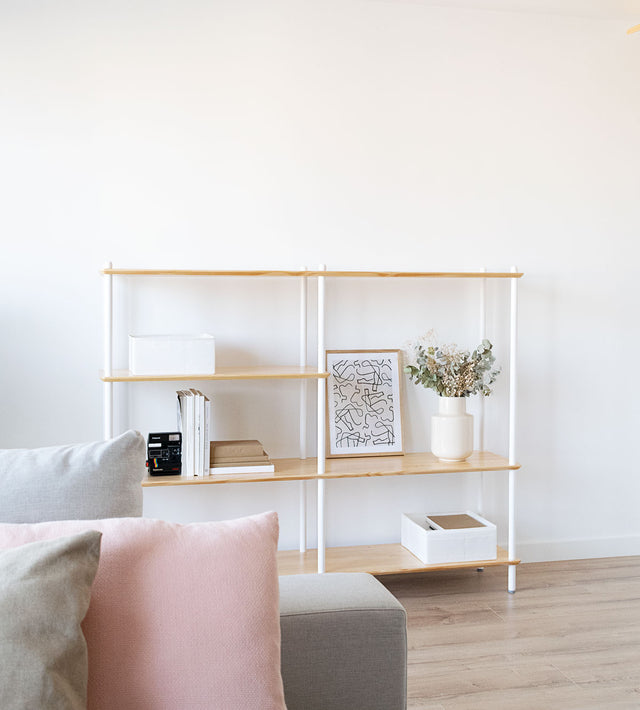 Mueble de diseño en madera natural en espacio de estilo nórdico