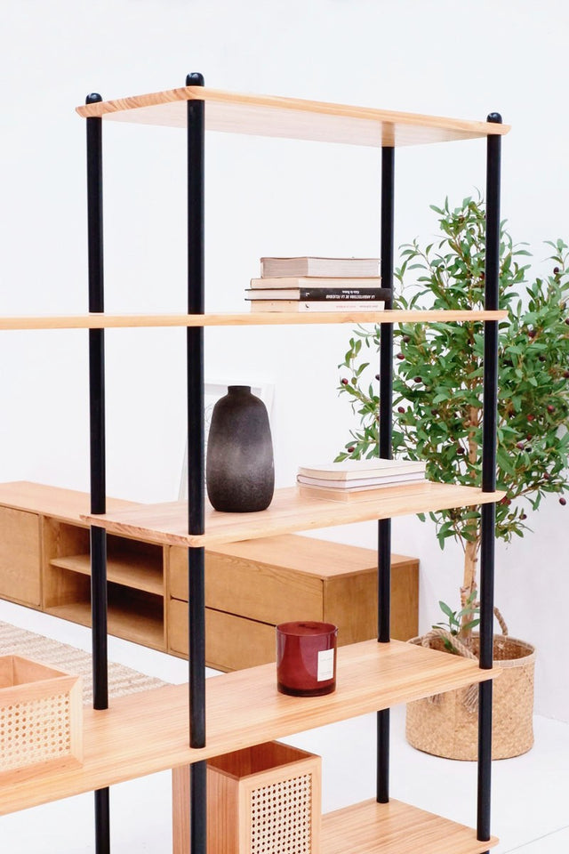 Mueble de diseño en madera natural en espacio de estilo nórdico