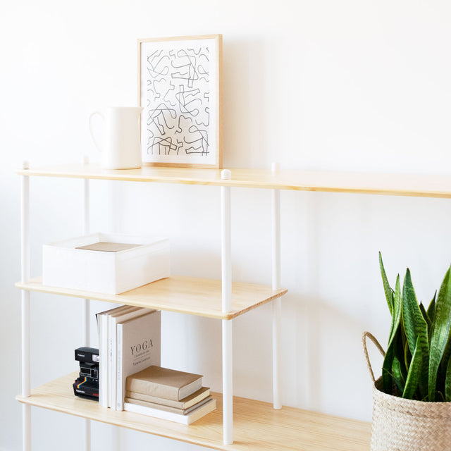 Mueble de diseño en madera natural en espacio de estilo nórdico