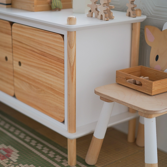 Mueble de diseño en madera natural en espacio de estilo nórdico